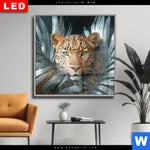 Wechselmotiv Dia Leopard Zwischen Blaettern Quadrat Produktvorschau mit dem Bild Leopard zwischen Blättern im Format Quadrat.