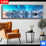 Wechselmotiv Dia Nordlichter Und Schneebedeckte Berge Panorama Produktvorschau mit dem Bild Nordlichter und schneebedeckte Berge im Format Panorama.