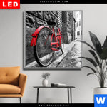 Wechselmotiv Dia Rotes Fahrrad In Gasse Quadrat Produktvorschau mit dem Bild Rotes Fahrrad in Gasse im Format Quadrat.