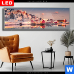 Wechselmotiv Dia Skandinavische Stadt Bei Nacht Panorama Produktvorschau mit dem Bild Skandinavische Stadt bei Nacht im Format Panorama.