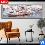 Wechselmotiv Dia Skandinavisches Dorf Im Schnee Panorama Produktvorschau mit dem Bild Skandinavisches Dorf im Schnee im Format Panorama.