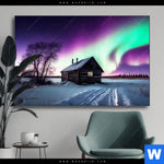 Wechselmotiv Nordlichter Ueber Einem Holzhaus Querformat Produktvorschau mit dem Bild Nordlichter über einem Holzhaus im Format Querformat.