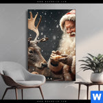 Wechselmotiv Weihnachtsmann Fuettert Rentier Hochformat Produktvorschau mit dem Bild Weihnachtsmann füttert Rentier im Format Hochformat.