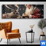 Wechselmotiv Weihnachtsmann Fuettert Rentier Panorama Produktvorschau mit dem Bild Weihnachtsmann füttert Rentier im Format Panorama.
