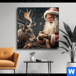 Wechselmotiv Weihnachtsmann Fuettert Rentier Quadrat Produktvorschau mit dem Bild Weihnachtsmann füttert Rentier im Format Quadrat.
