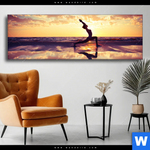 Wechselmotiv Yoga Am Lila Strand Panorama Produktvorschau mit dem Bild Yoga am lila Strand im Format Panorama.